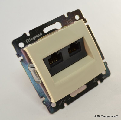 Розетка RJ45 Legrand Valena 2 выхода Кат.5e UTP (слоновая кость)   774131