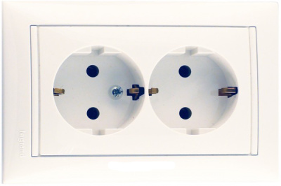 Розетка двойная (моноблок) Legrand Valena с заземлением (белый)    774400 